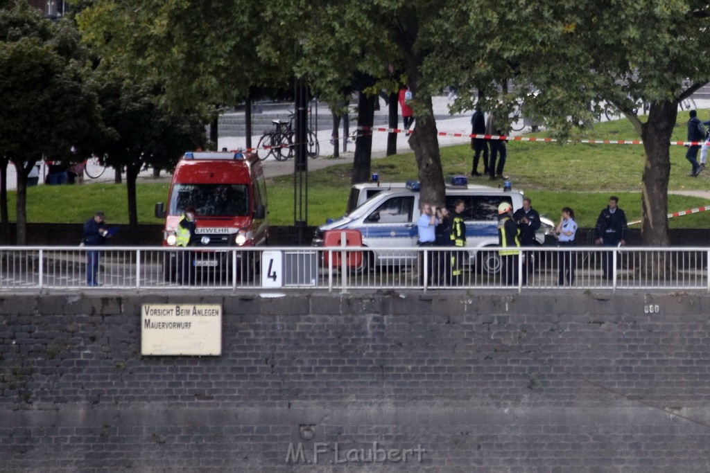 PSpringt kein Suizid Brueckenspringer Koeln Hohenzollernbruecke P086.JPG - Miklos Laubert